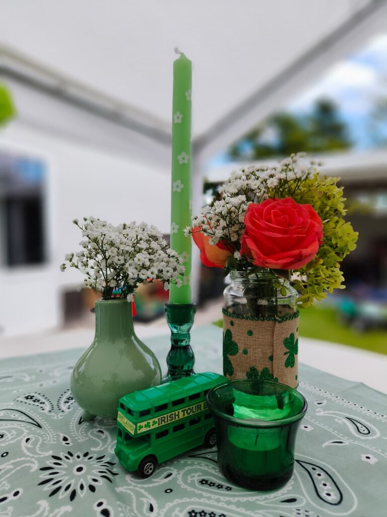 Ierse tafeldecoratie in groen en goud met kandelaars, kaarsen en bloemen