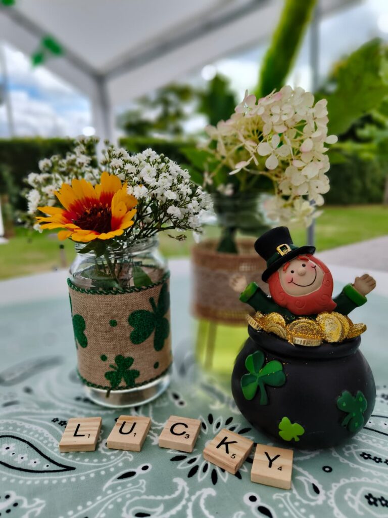 St Patrick's Day tafeldecoratie met gouden Lucky letters, munten en vilten klavertjes vier
