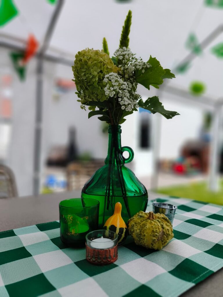 Bijzettafel aangekleed in Ierse kleuren voor een St Patrick's Day feest