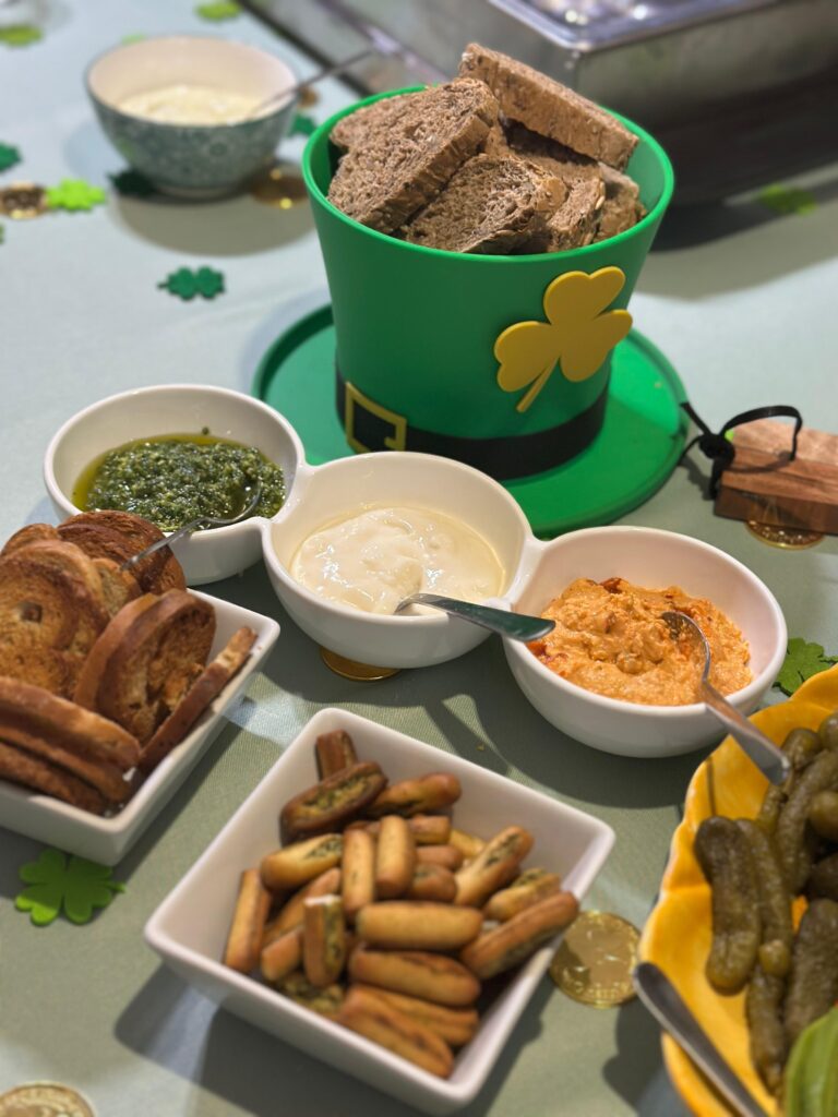 Taart en cupcakes met groene en gouden versiering op een Iers feest