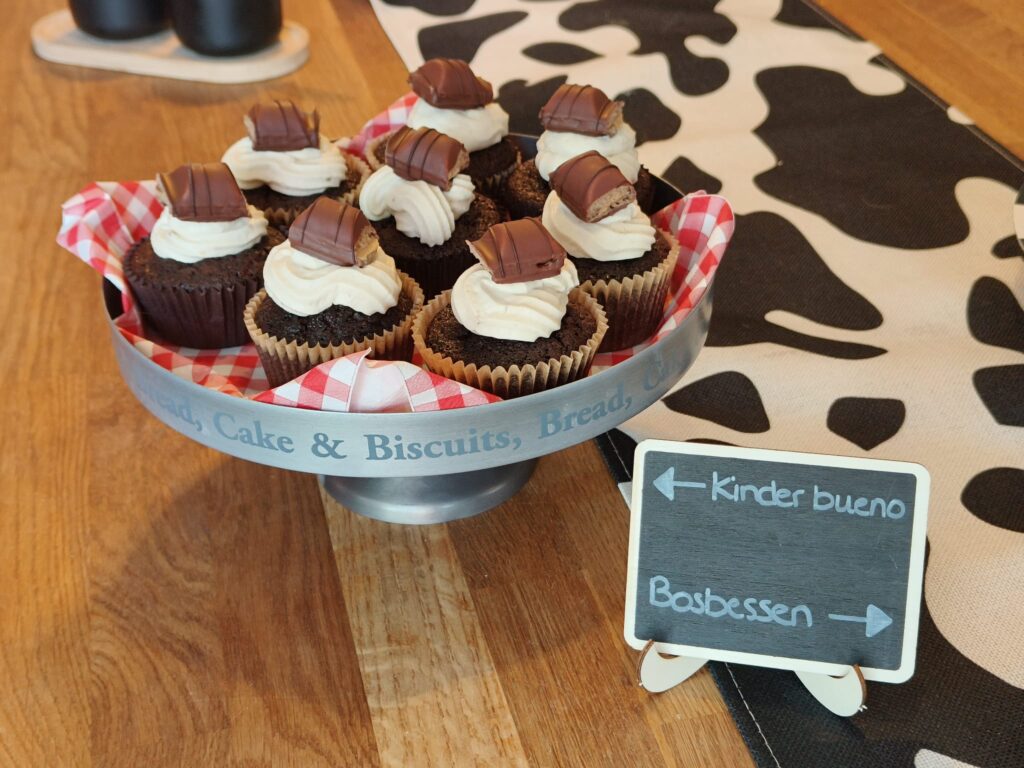 Sweet table met cupcakes in verschillende smaken voor een western verjaardag