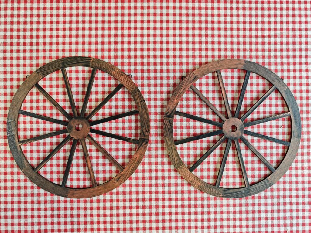 Western decoratie met wagonwielen, lantaarn en paardjes