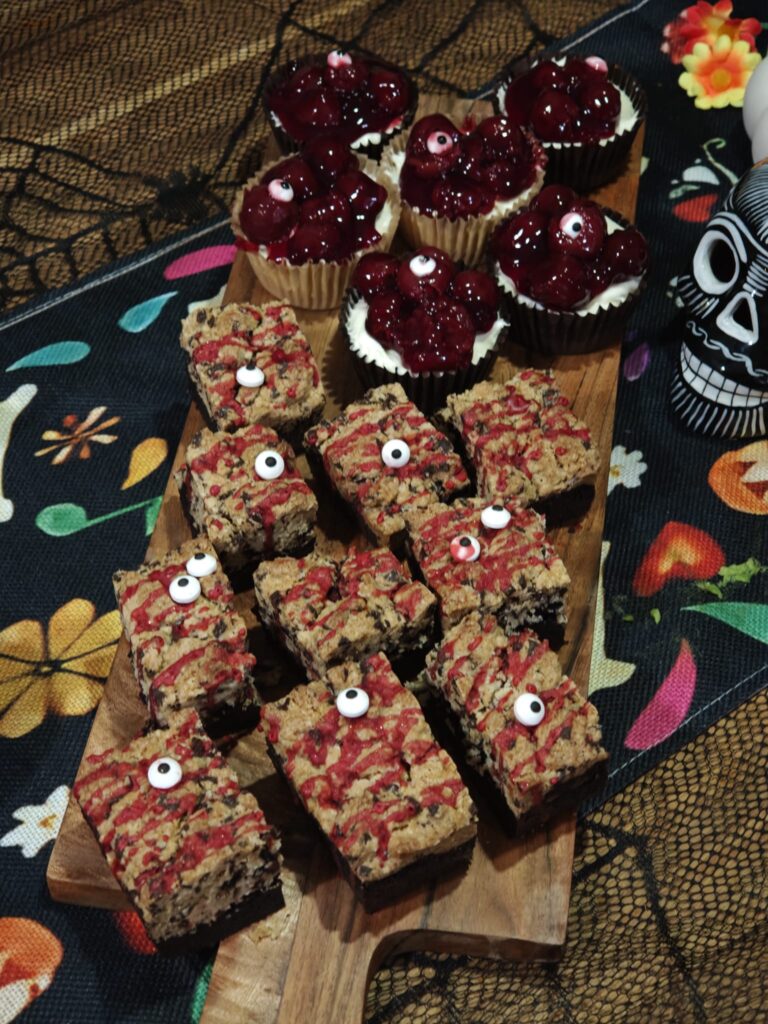 Zoete tafel met schedelkoekjes en herfstspekken in Día de los Muertos thema