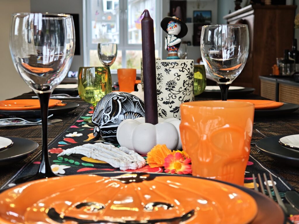 Día de los Muertos tafelsetting met tafelloper in Mexicaanse print en zwarte borden