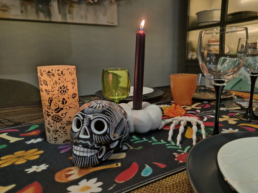 Día de los Muertos tafeldecoratie met ledlampjes, skelethandjes en bloemen