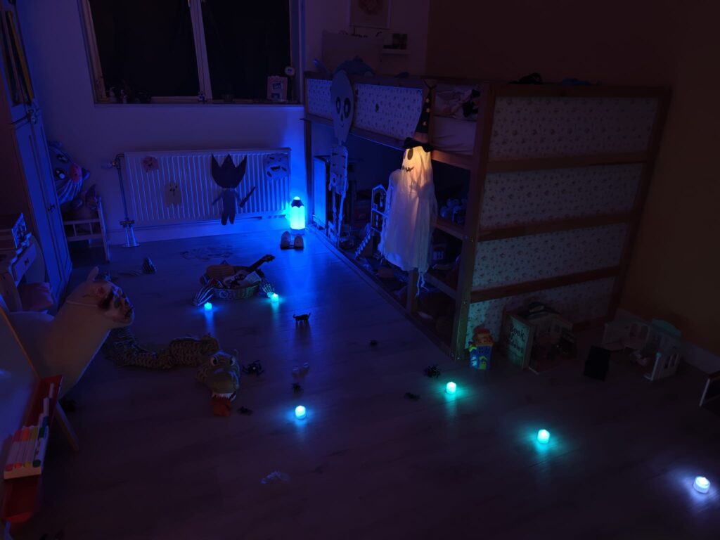 Kinderen spelen een Día de los Muertos escaperoom met puzzels en cijfersloten