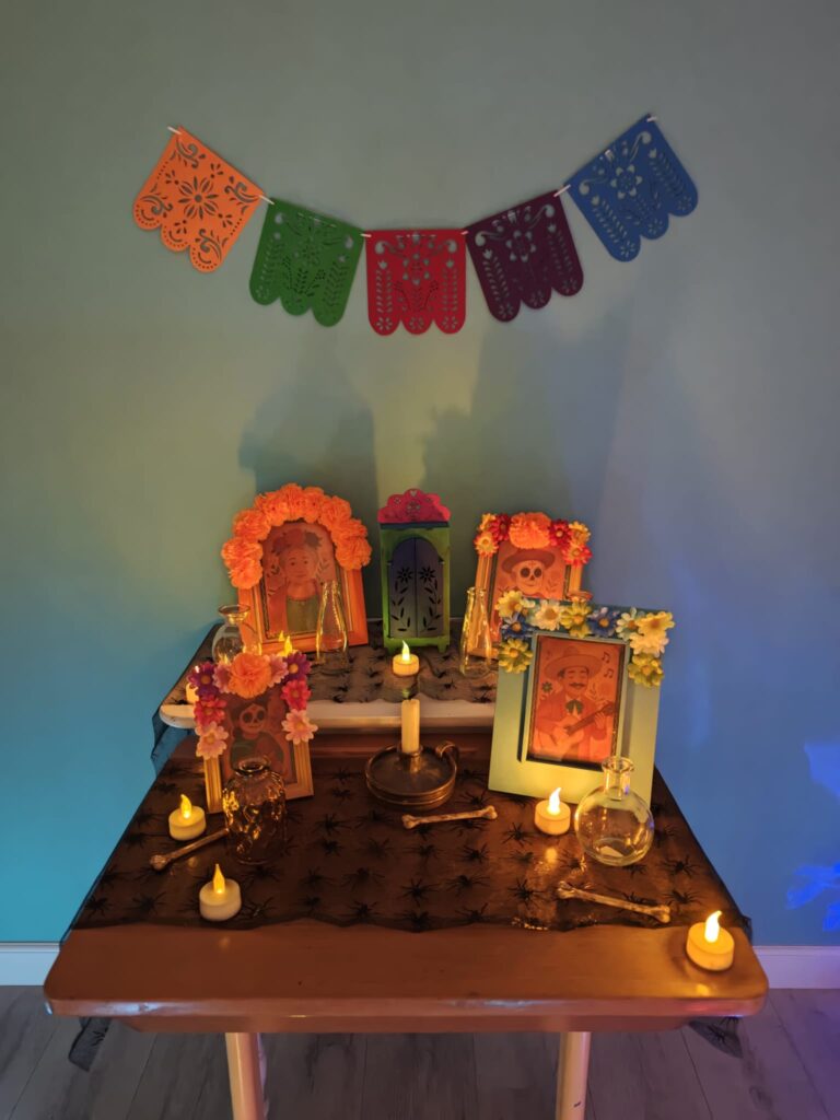 Ofrenda herdenkingsaltaar met foto's en bloemen in een zelfgemaakte escaperoom voor kinderen
