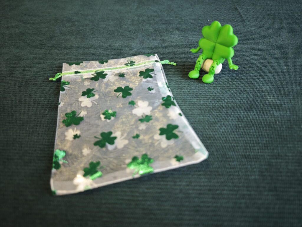 Traktatiezakje met shamrock print en 3D geprint klavertje poppetje