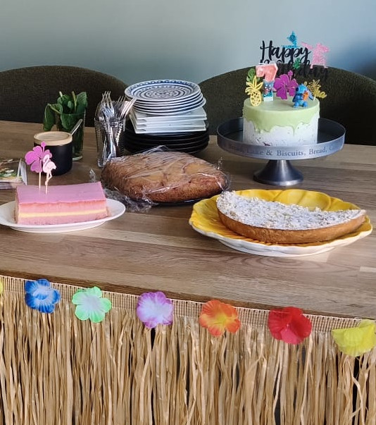 Taart in tropische stijl voor een Hawaiian Luau feestje