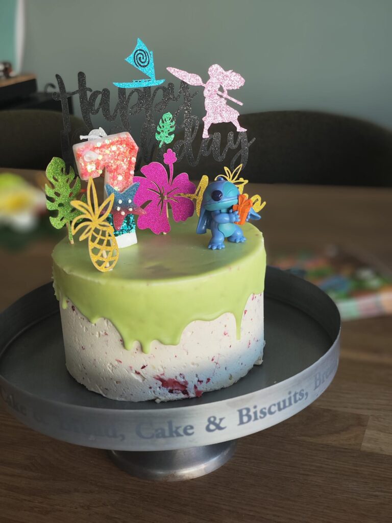 Dripcake met tropische prikkers en kaarsje voor een Hawaii verjaardag