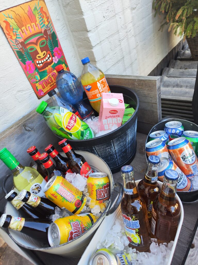Drankjes koel gehouden in bakken met ijs aan de tiki bar