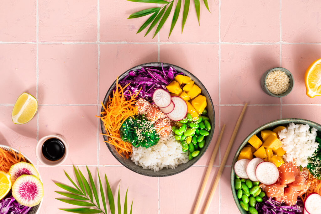 Voorbeeld van een poke bowl met rijst, zalm, radijs, rode kool en edamame