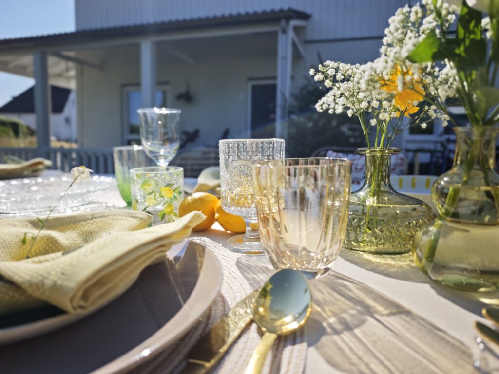 Gedekte tafel met de Warme Zomeravond huurbox