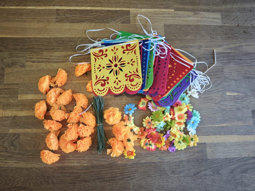 Papel picado slingers, oranje marigoldbloemen en gekleurde bloemetjes